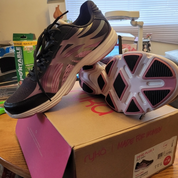 🚺 Ladies Sneakers - Picture 7 of 10